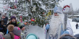 открытие снежного городка на 35-том, Дед Мороз, елка
