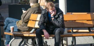 безработица, безработный, грустный, печальный. скамейка, человек,