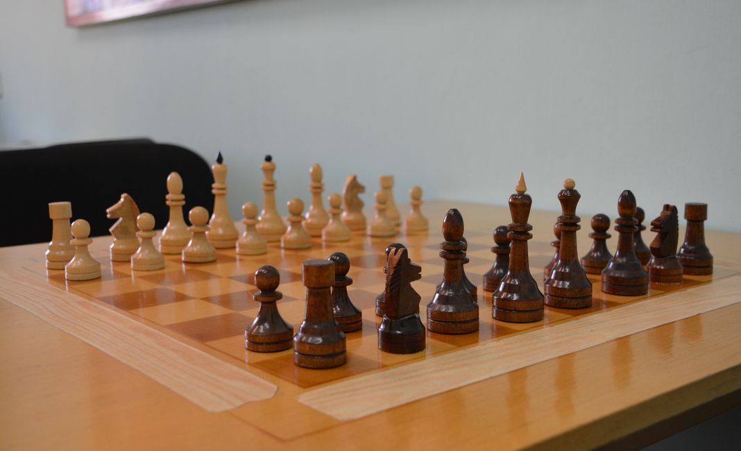 шахматный клуб красноуфимск. шахматы турнирные (елки). английская партия шахматы. шахматный турнир в кемпку. конфликт шахматы.